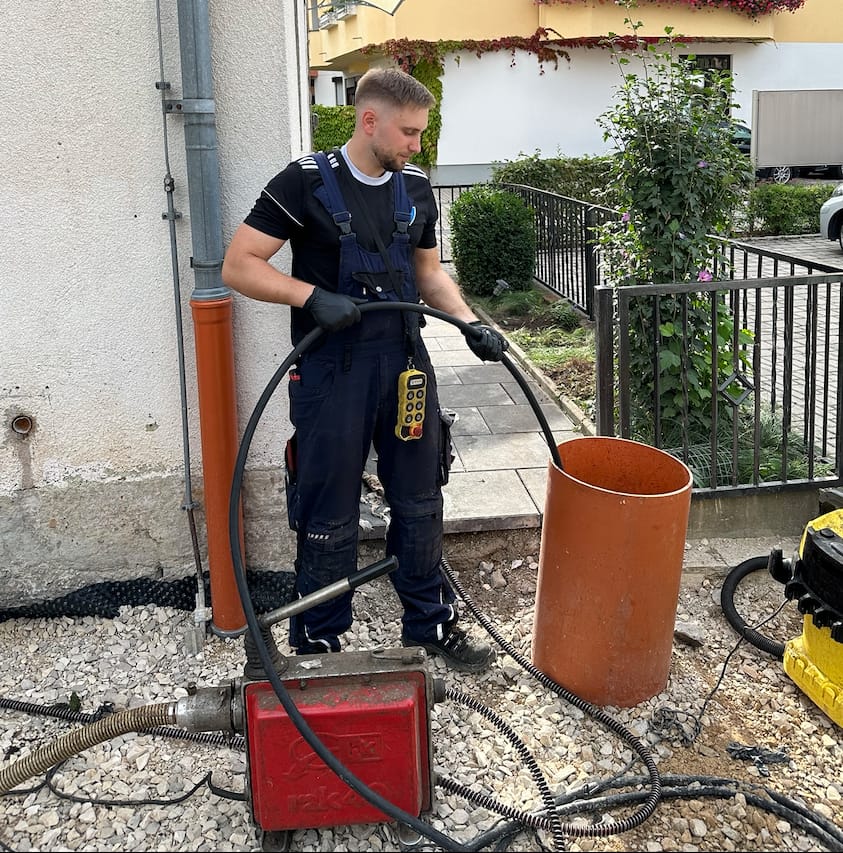 Rohrreinigung Kraft Mitarbeiter bei der Arbeit